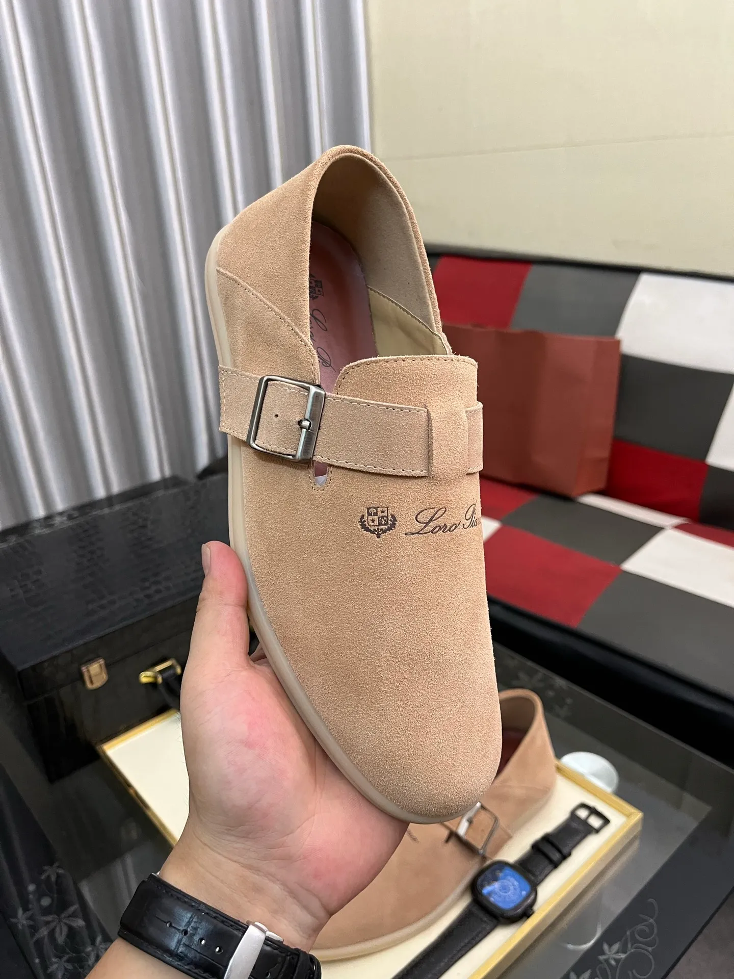 Men's men's shoes 💰458⌚️⌚️ Loro Piana's classic hot model lp top version of Pili casual shoes. It turns out that these are the casual shoes that are said to be able to walk 20,000 steps without getting tired. This pair has both good looks and feel. You will be completely lost as soon as you put it on. The minimalist design is eye-catching and durable, and it is a bonus for dressing. The soft feeling on the feet has outstanding texture, and it is very nice without abrasion on the feet. The soft and waxy soles make it easy to wear for daily use for a long time. Who can resist a pair of versatile and good-looking loafers? Don't be too elegant at all, the feel and texture of the feet are good, the key is to make the legs look longer and not tire the feet, the main thing is that it is just right!        Material: Original cowhide Lining: Original sheepskin Outsole: Original sole Size: 38-44